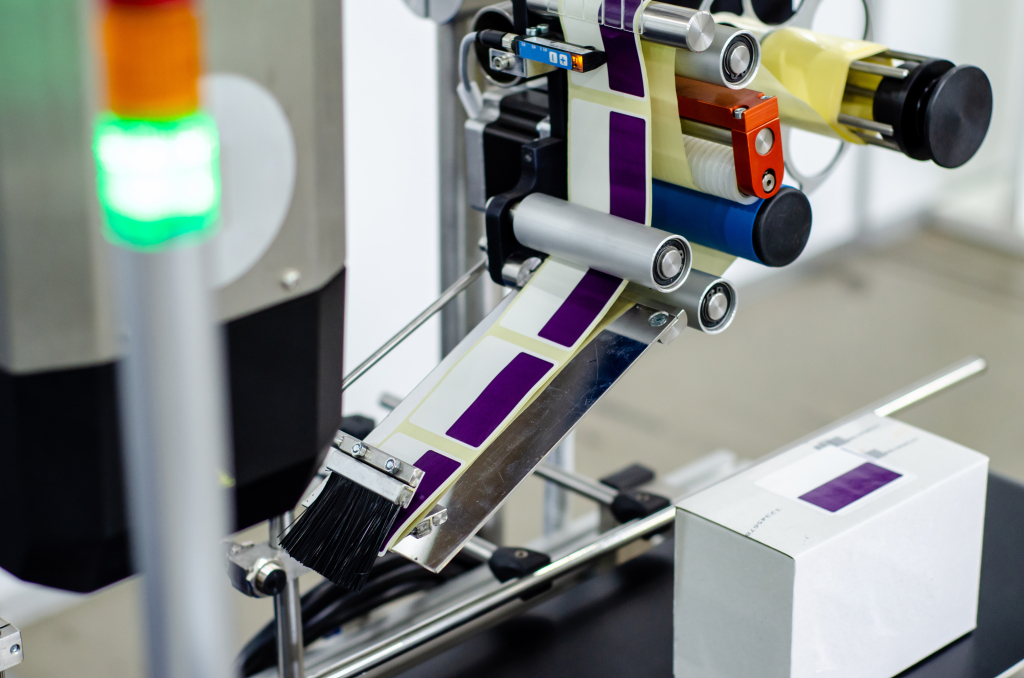 Label application machine in production